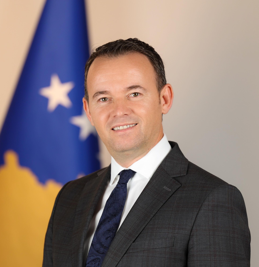 Ministri Faton Peci: Hera e fundit që polemizoj me një analfabet!