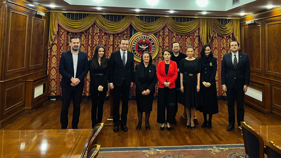 Vizita e krerëve të qeverisë në familjen e presidentit historik...