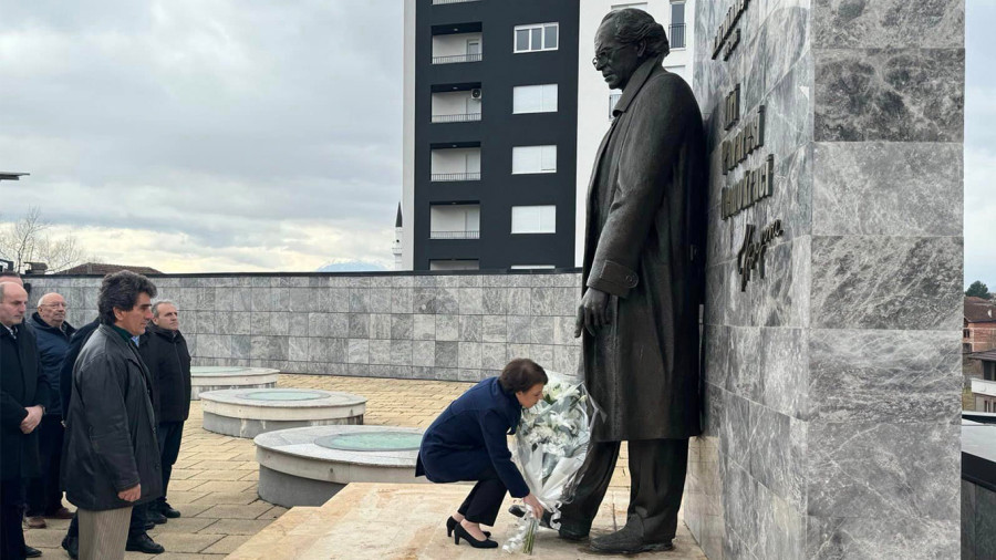 Bashkëkryetarja Donika Gërvalla, vizita në Istog fillon me nderime te shtatorja e kryetarit Rugova